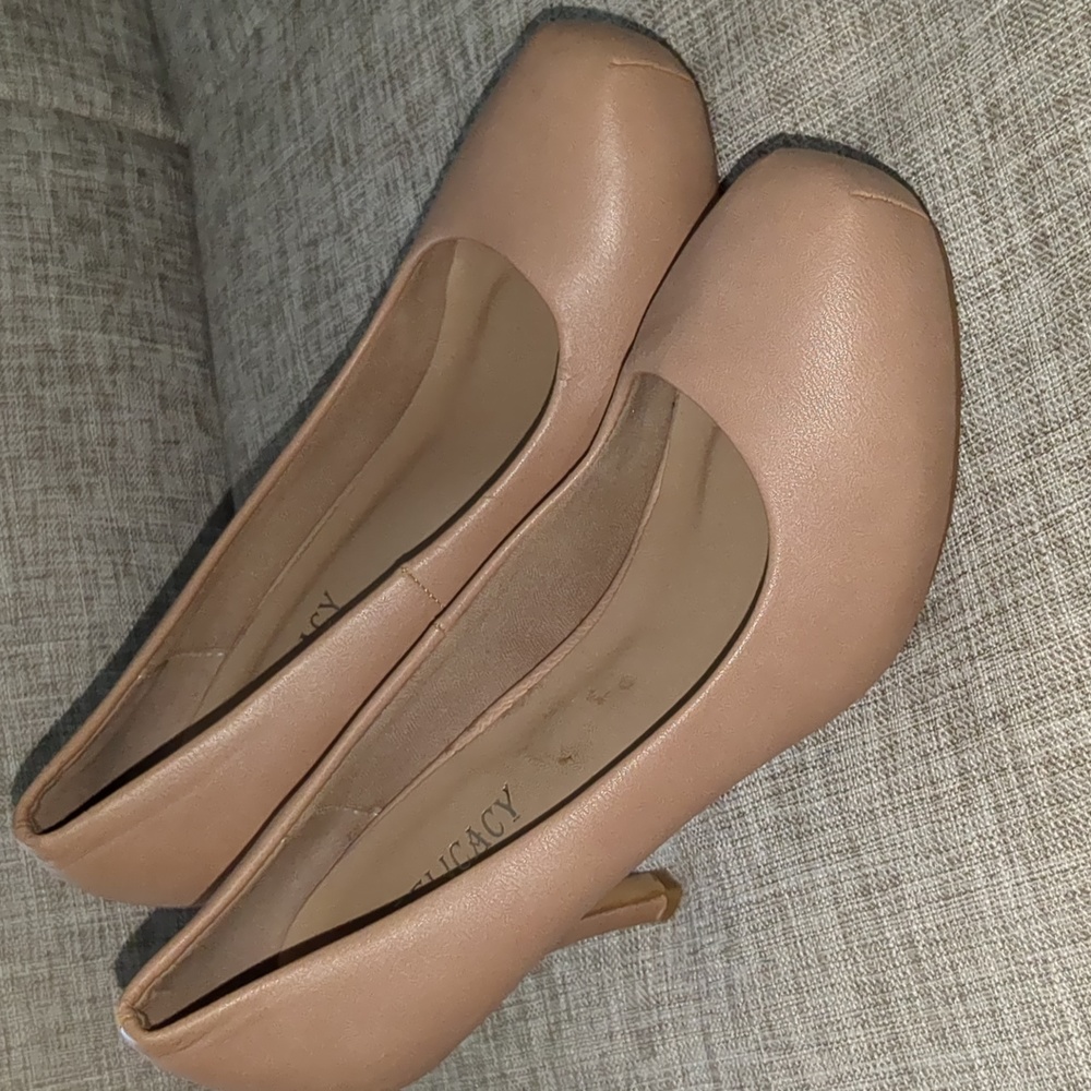 Delicacy Size 7 HEELS